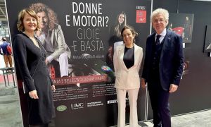 MilanoAutoClassica: Donne e Motori, una mostra fotografica del Museo Cozzi cambia il paradigma di “Gioia e dolori”