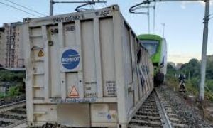 Milano: un treno merci perde un container e fa deragliare un’altro treno che seguiva. Un solo ferito