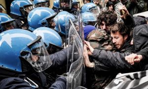 Torino: cortei pro-Palestina di studenti finisce in scontro con le forze di Polizia. Danneggiato un varco Rai