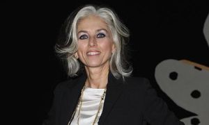 Addio a Paola Marella (61), l’elegante architetto dalle ciocche bianche volto noto di Real Time