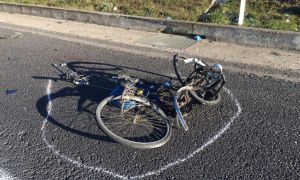 Salerno: morto un ciclista colpito da una balla di rifiuti persa dal carico di un camion