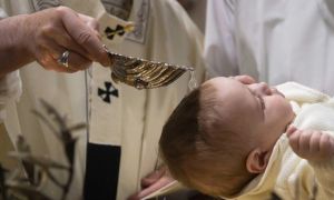 Città del Vaticano, 21 neonati battezzati oggi dal Papa nella Cappella Sistina: “Servirli con sacramento e preghiera