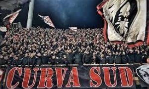 Perquisizioni della Polizia nei club di ultras di Milan e Inter. Decine di indagati per estorsioni e lesioni