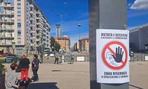 Torino: la singolare protesta anti-spaccio dei residenti di Piazza Bengasi con i cartelli provocatori di “divieto”