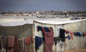 Striscia Gaza, bomba su tenda palestinese: tre morti e 5 feriti. Onu: “70% morti sono donne e bambini”