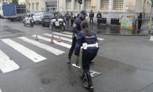 Milano: donna peruviana travolta da un Tir sulle strisce pedonali. Salvi i gemellini che portava nella carrozzina