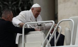 Degenza Papa Francesco: colazione in poltrona e lavoro con i collaboratori. Ieri la visita privata di Meloni