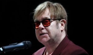 Londra: la struggente denuncia di Sir Elton John per la perdita della vista con una infezione