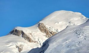 Monte Bianco: per i due alpinisti bloccati in vetta il meteo avverso ha fermato i soccorsi