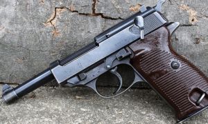 Castellammare di Stabia: la GdF trova 3 pistole pronte per una rapina. Erano state nascoste in un tombino