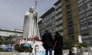 Angelus dal ‘Gemelli’ per Papa Francesco: “Il nostro fisico è debole ma niente ci impedisce di amare”