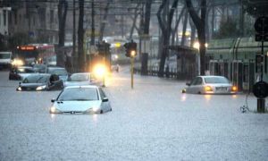 Meteo: Roma colpita da un violento nubifragio. Strade sommerse dall’acqua e traffico paralizzato