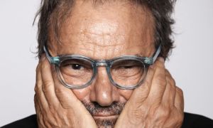 Addio ad Oliviero Toscani (82), il fotografo e pubblicitario che per Benetton aveva introdotto il concetto delle campagne sociali