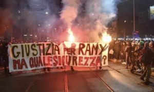 Morte Ramy: scontri con la Polizia di manifestanti a Roma ad un presidio di protesta. Lanciate bombe carta