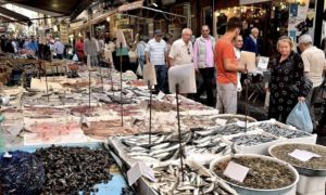 Salerno: sparatoria al mercato del pesce. Un 72enne proprietario di un banco ha ucciso due persone e poi si è costituito