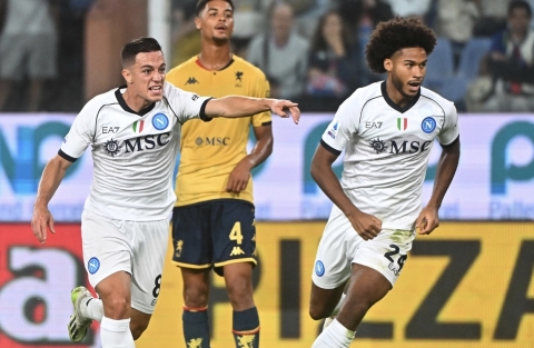 Serie A: Genoa-Napoli (1-2). I partenopei saldi in testa alla classifica in attesa dell’Atalanta ad Empoli