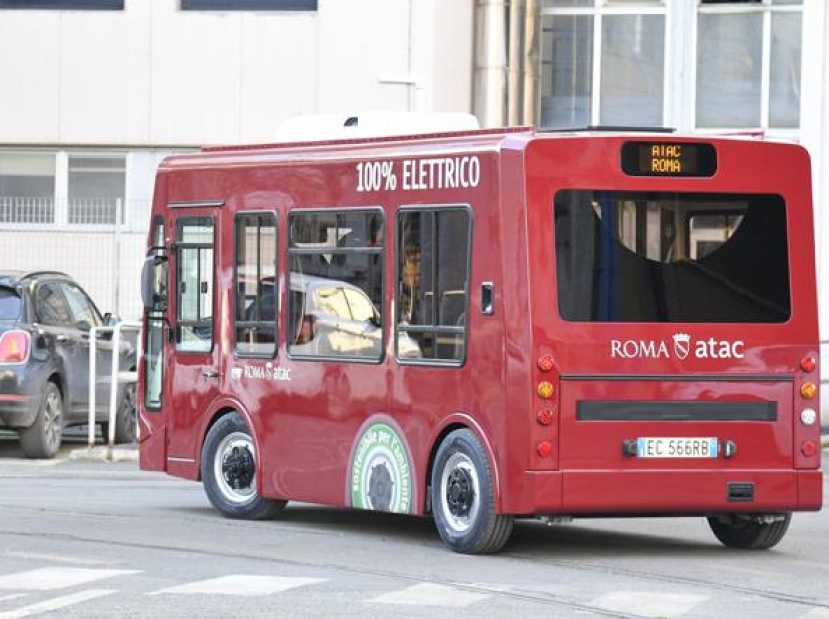 Roma: bus elettrico della linea 119 in fiamme in via Sistina. Nessun ferito ma traffico interrotto