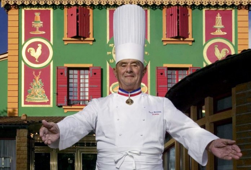 Il nuovo corso della Guida Michelin che toglie una stella allo storico ristorante fondato da Paul Bocuse a Pont de Collonges