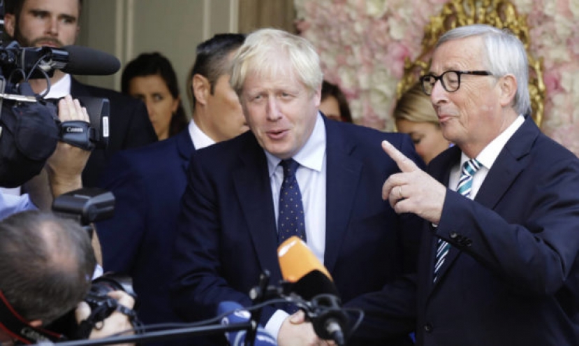 Boris Johnson incontra Juncker ma il pensiero fisso è la Brexit: catene da rompere con la forza di Hulk