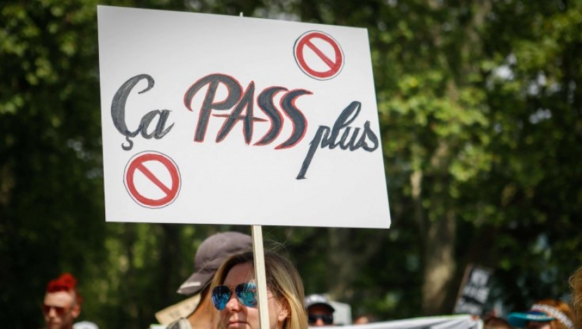 Green pass Francia, anche il Consiglio costituzionale autorizza l’obbligo del certificato nei locali pubblici