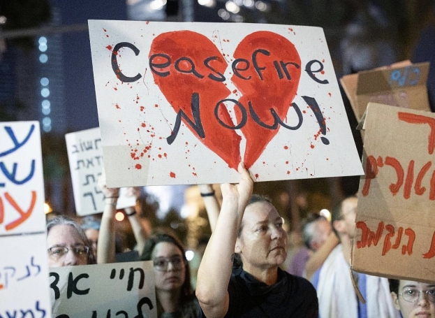 Israele: centinaia di manifestanti ieri notte in piazza a Tel Aviv per chiedere una tregua e lo scambio di ostaggi