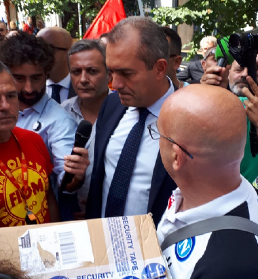 Il Sindaco di Napoli riceve il &quot;pacco&quot; che Whirlpool voleva rifilare ailvoratori di Napoli con la cessione alla società svizzera PRS