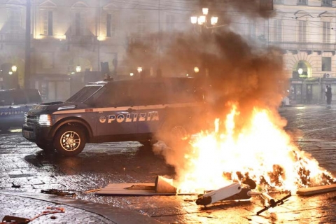 Milano: guerriglia urbana per un video rap. Scontro tra polizia e 300 ragazzi