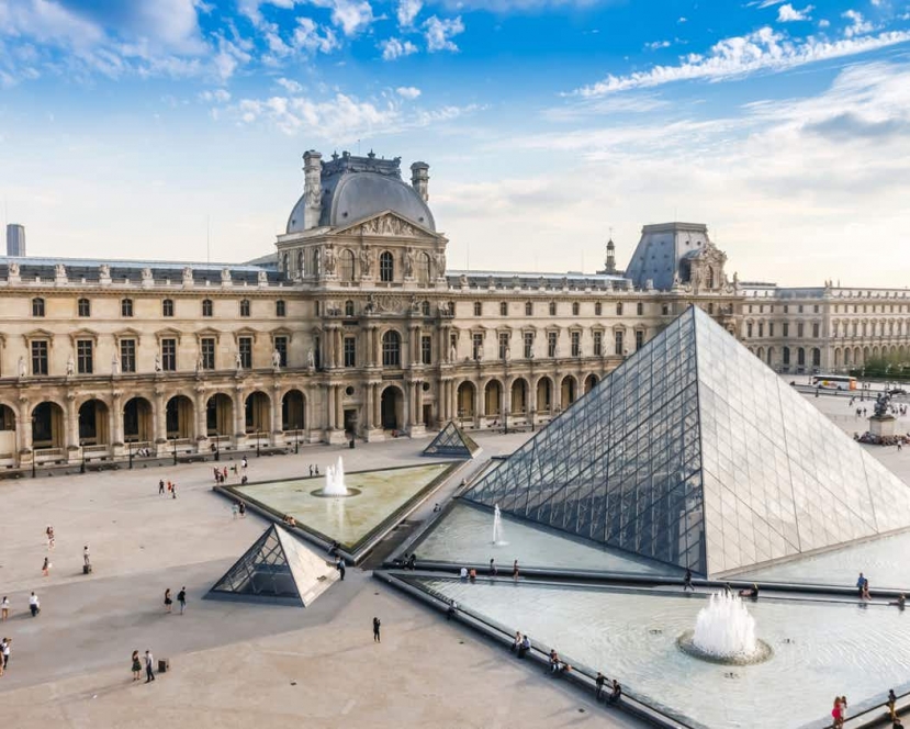 Overbooking di visitatori al Louvre e i dipendenti incrociano le braccia