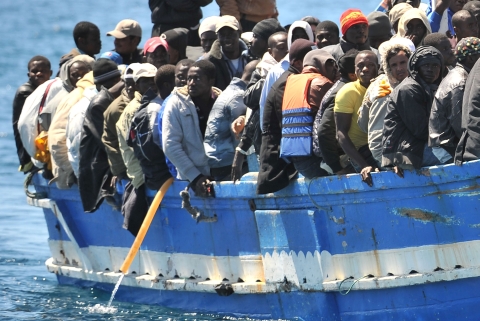 Migranti: sbarcati a Lampedusa i 44 gambiani salvati da un peschereccio tunisino al largo di Sfax