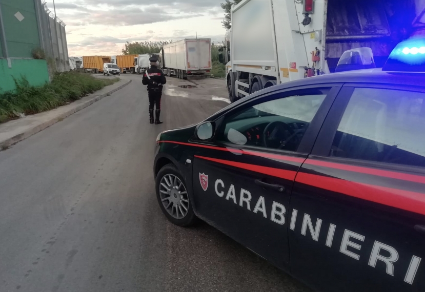 In fila all’ingresso dello Stir 10 auto-compattatori rilasciano percolato. 15 persone denunciate