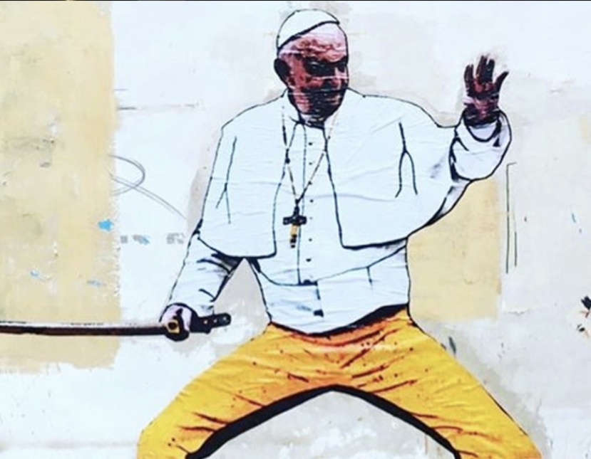 Roma: fermato dalla Polizia l’autore del murales di Papa Francesco nei panni di Kill Bill nel vicolo della Campanella