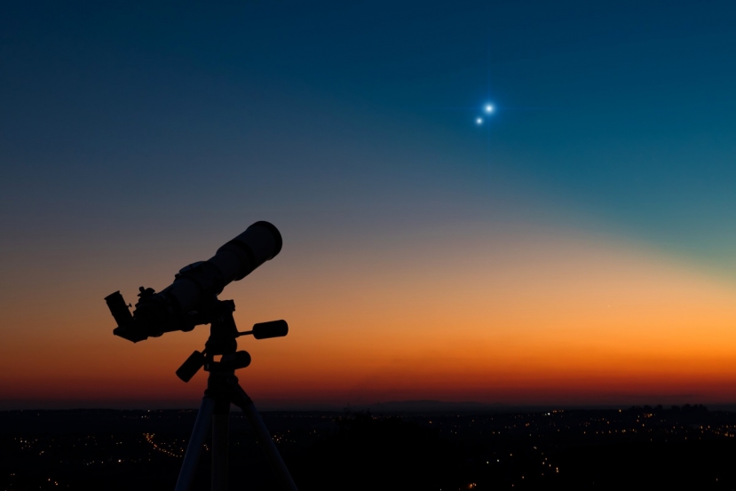 In streaming sul Planetario di Roma l&#039;effetto cometa nella congiunzione di Giove e Saturno