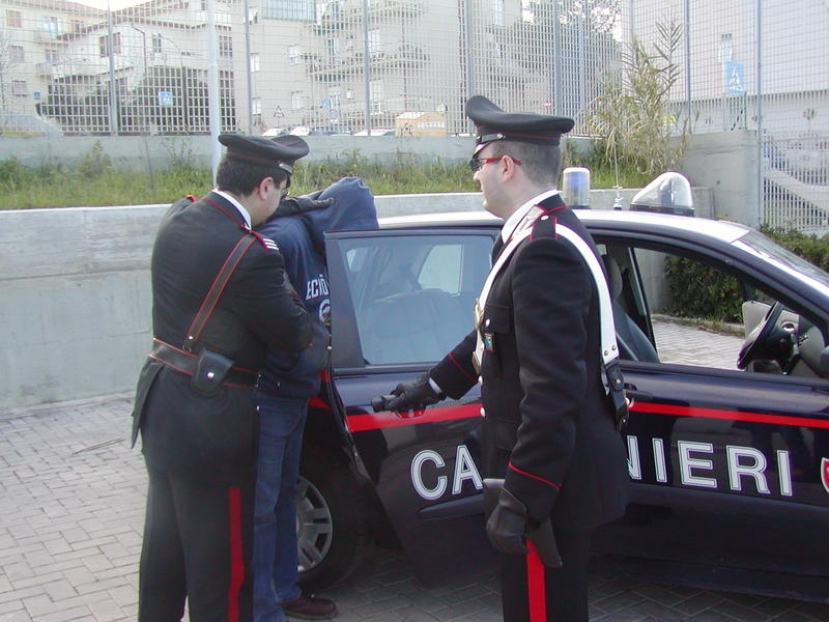 Mola di Bari, pretende un posto di lavoro e danneggia la vetrata del comune. Arrestato sorvegliato speciale