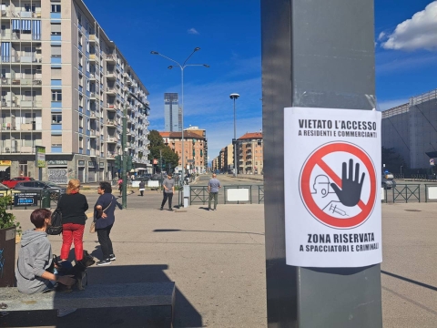 Torino: la singolare protesta anti-spaccio dei residenti di Piazza Bengasi con i cartelli provocatori di “divieto”