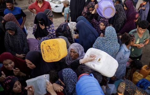 Gaza: l’esercito israeliano ordina l’evacuazione di Khan Younis. Profughi in fuga tra le macerie