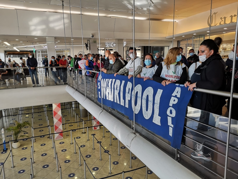 Whirlpool Napoli: gli operai occupano aeroporto internazionale di Capodichino