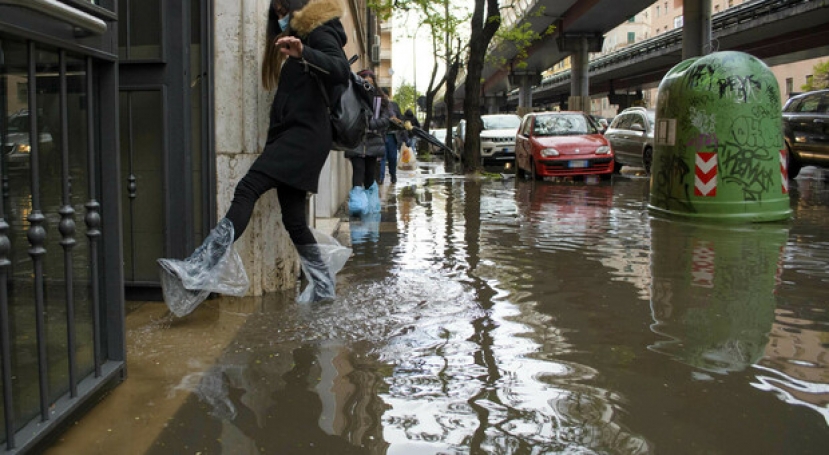 Meteo: traffico in ginocchio e un asilo evacuato per una bomba d&#039;acqua sulla capitale