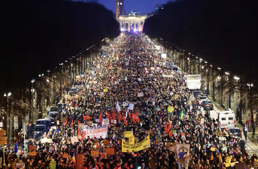 Germania: protesta pacifica di 250 mila in piazza a Berlino contro “l’abbraccio” di CDU e AfD