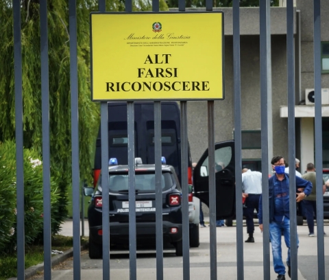 Carcere S.Maria Capo Vetere: rivolta nel reparto Volturno con 250 detenuti asserragliati