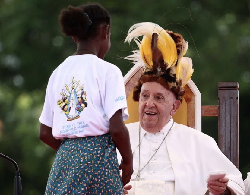 Viaggio in Indonesia di Papa Francesco. Ai giovani di Papua: “Tutti possiamo sbagliare ma aiutarsi a risollevarsi”