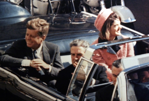 Omicidio JFK, oggi la pubblicazione di oltre 80mila file. Trump: “Sono interessati, lo scoprirete”