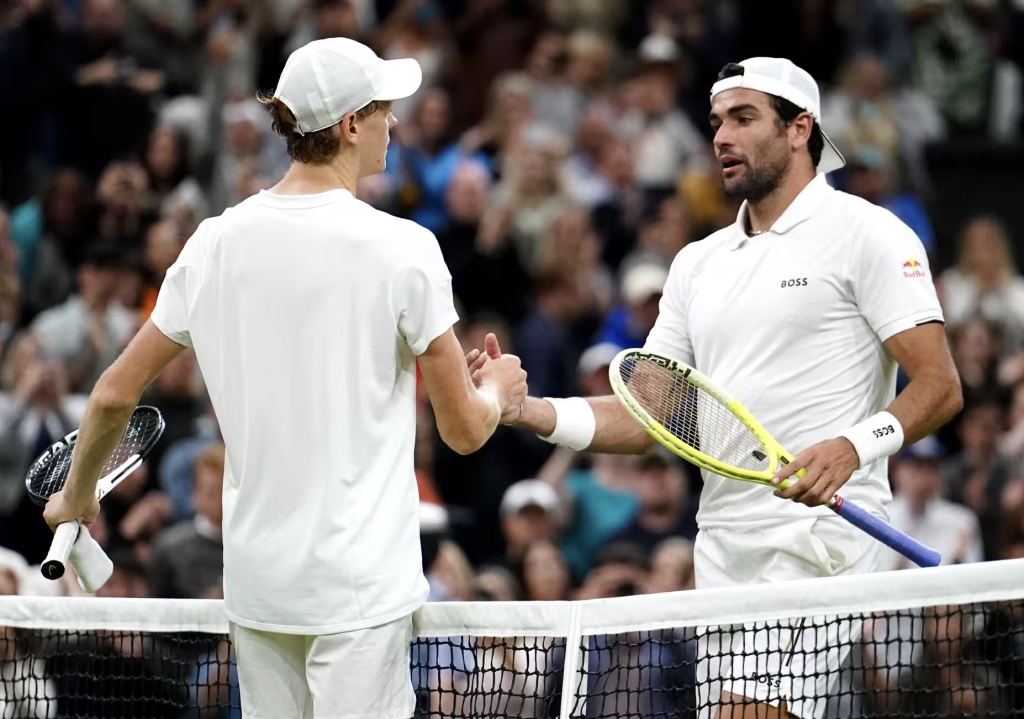 Wimbledon: Jannik Sinner si aggiudica il derby tricolore con Matteo Berrettini. Ora la sfida con Kecmanovic