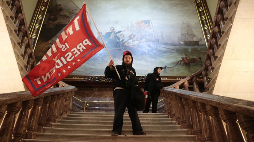 Washington: la polizia ha sgombrato Capitol Hill dai protestanti. Morta una donna colpita nei tafferugli