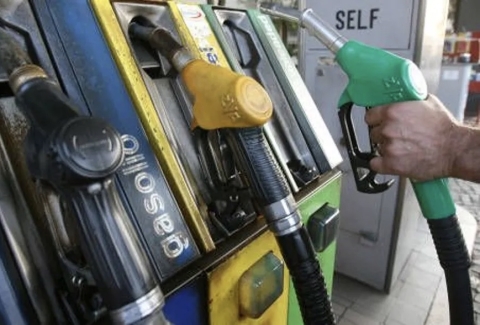 Prezzi carburanti in calo: al self sotto la soglia di 1,800 al litro per la benzina e il diesel a 1,686