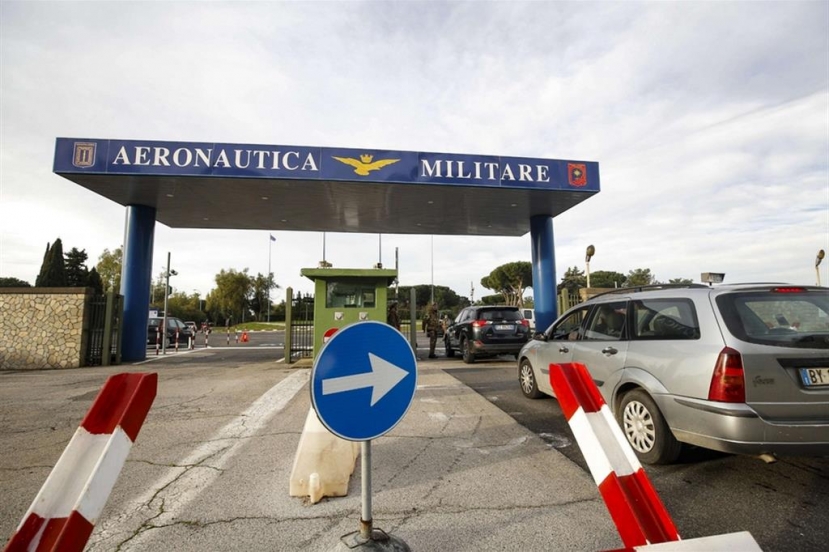 Vaccini AstraZeneca: in arrivo anticipato domani 249.600 dosi nell’hub militare di Pratica di Mare