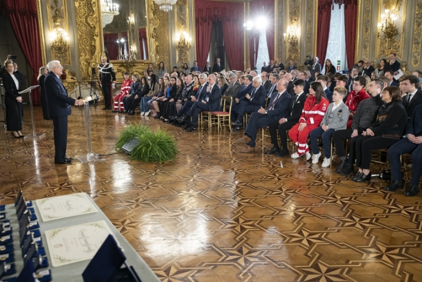 Al Colle nominati gli Alfieri della Repubblica. Il discorso di Mattarella ai giovani sui timori dei conflitti