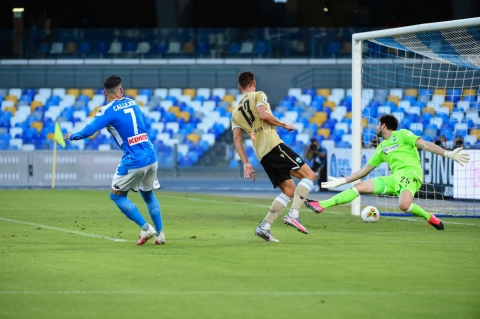 Callejon realizza la rete del momentaneo 2-1