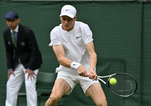 Wimbledon: Sinner cede a Medvedev per un problema fisico e chiude ai quarti il suo Slam londinese