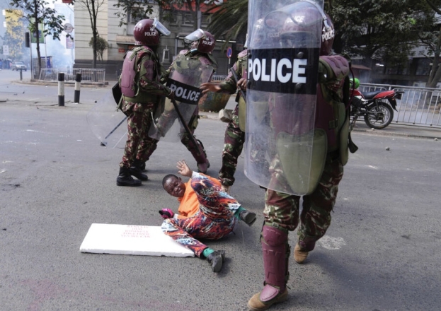 Kenya: manifestanti assaltano il parlamento contro le tasse decise da Ruto. Scontri con la polizia