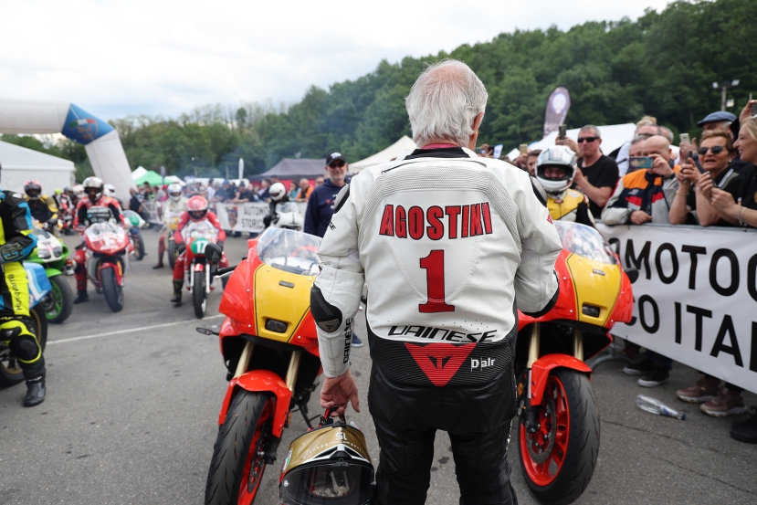 Asi MotoShow: bagno di folla per il 15 volte campione iridato Giacomo Agostini sul circuito di Varano de’ Melegari